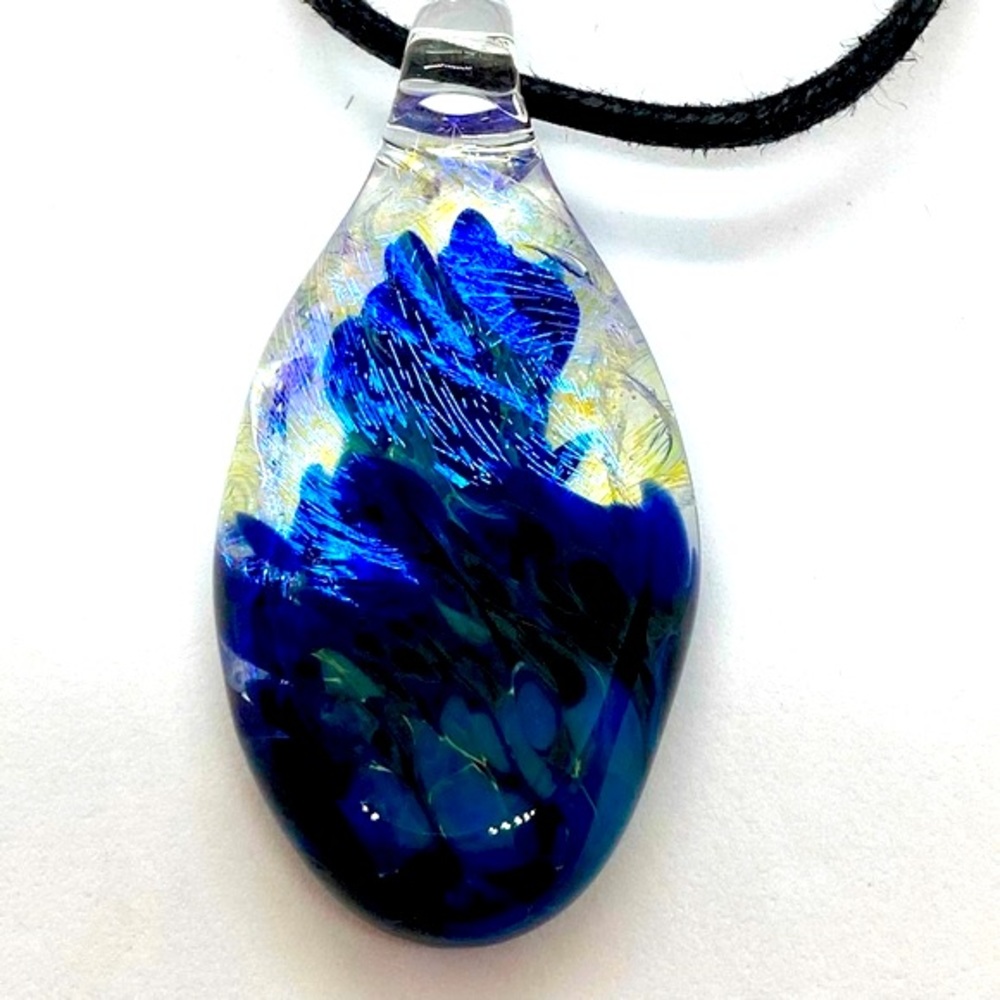 NWOT Oval-shaped Blue & Clear Fused Glass Necklace.